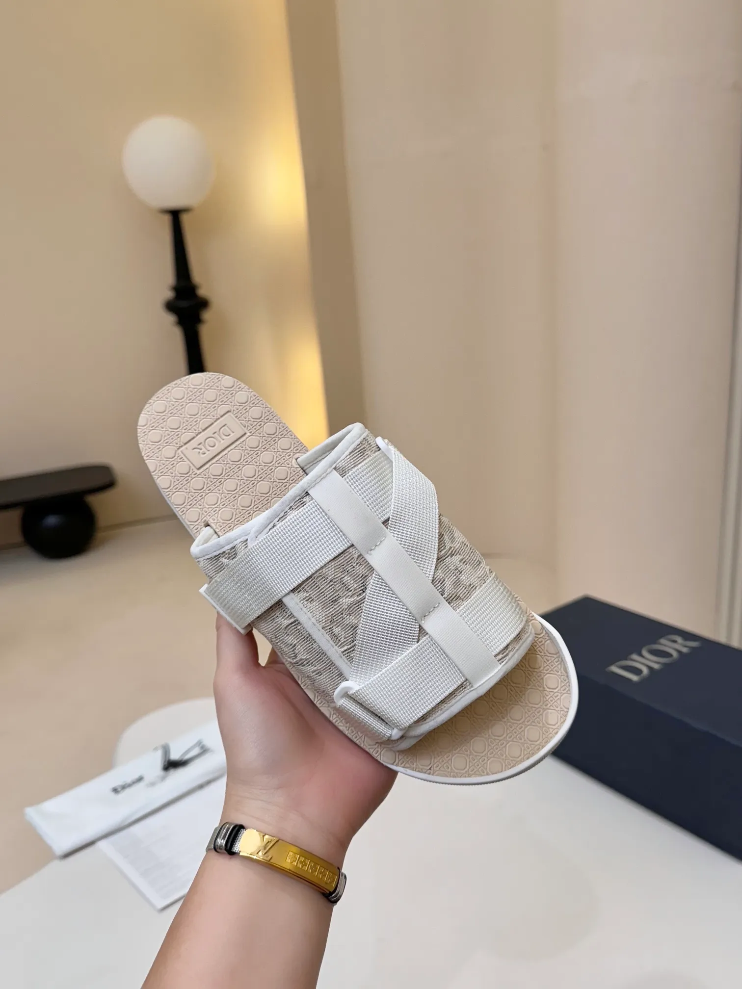 [Dior] P: 300💰 -Size: 38-46 Dior Dior D’s classic men’s slippers, high-end boutique, original material, pure cotton printed canvas upper, fine workmanship, super soft sole, casual, loose and comfortable, a must-have in summer!